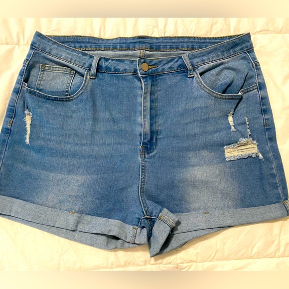 LIGHT DENIM SHORTS - Picture 2 of 6